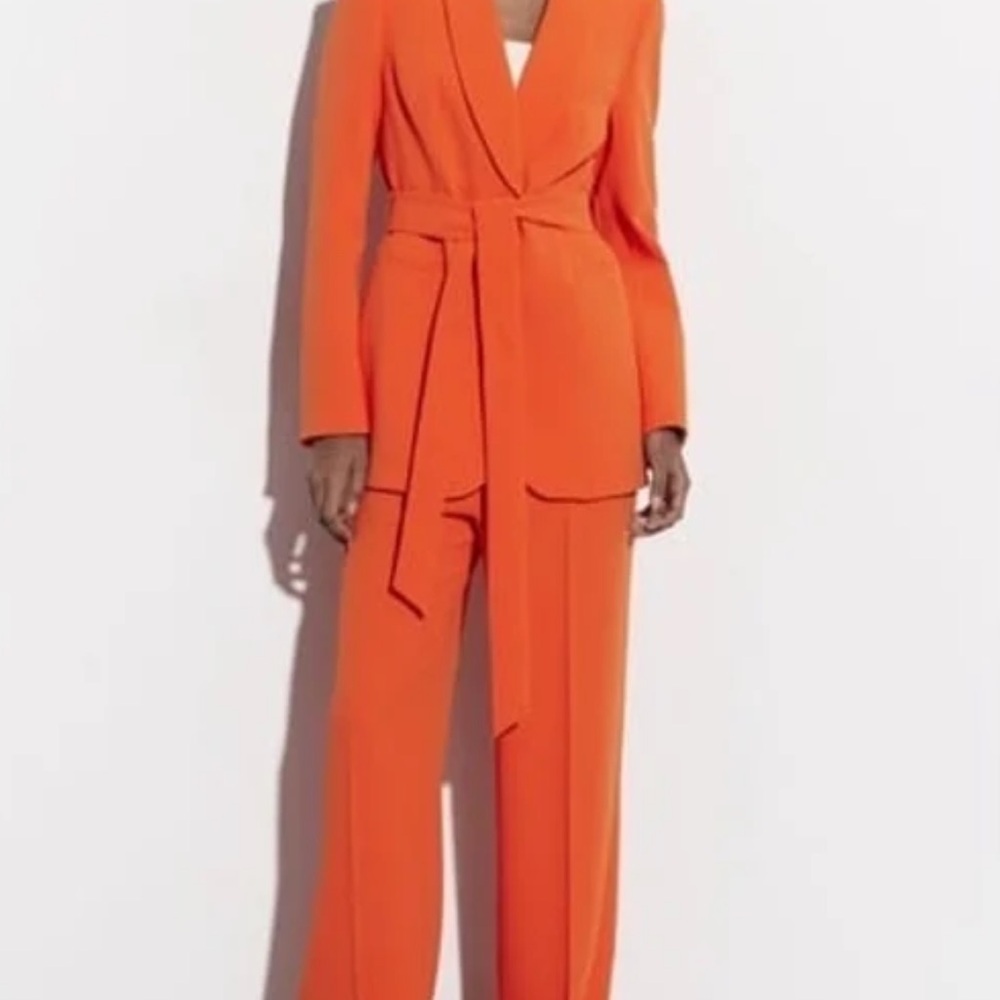 BELTED TUXEDO COLLAR BLAZER
WITH MATCHING PANTS SIZE L
LI ORANGE
REF. 2551/187